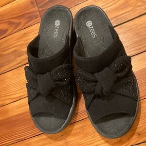 BZEES Sparkly Black Bow Slides Very good condition .